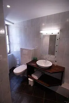 Logis Hotel Restaurant L'Auberge Du Chateau Muret-le-Château 3*,